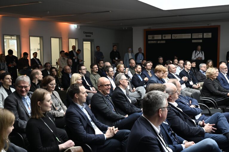 Rund 130 Gäste aus Politik, Verwaltung, Wirtschaft und Wissenschaft feiern die Eröffnung des Dortmunder innoclubs am 24.01.2025 im TechnologieZentrumDortmund